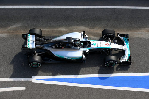 Nico Rosberg rueda por la calle de boxes