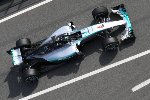 Nico Rosberg sale de su box con neumáticos medios