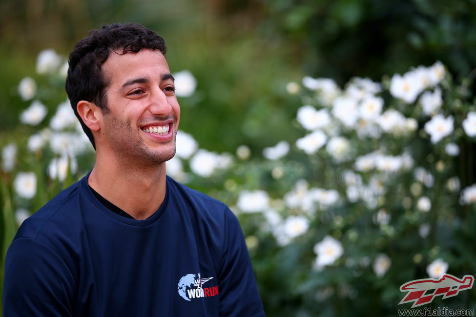 Daniel Ricciardo con su pose habitual