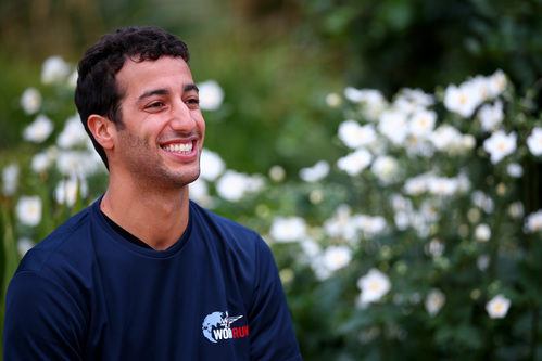 Daniel Ricciardo con su pose habitual