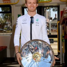 Nico Rosberg muestra el trofeo al ganador