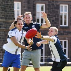 Felipe Massa y Valtteri Bottas pelean por el balón