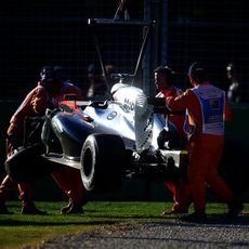 La grúa retira el coche de Kevin Magnussen