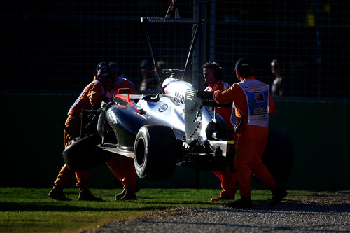 La grúa retira el coche de Kevin Magnussen