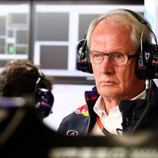 Helmut Marko, atento en el box de Red Bull