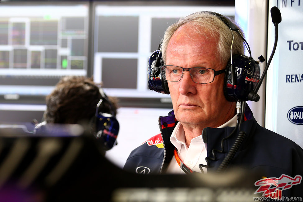 Helmut Marko, atento en el box de Red Bull