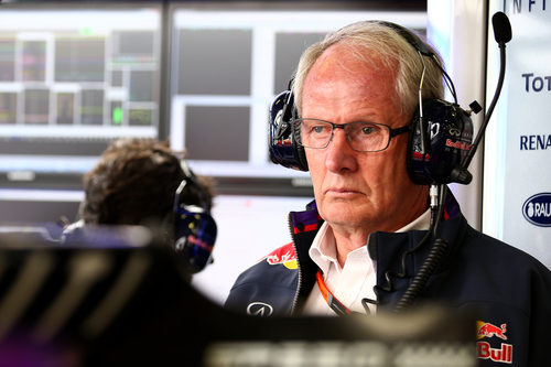 Helmut Marko, atento en el box de Red Bull