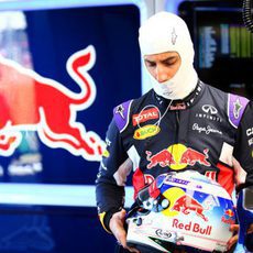 Daniel Ricciardo se dispone a subirse al coche