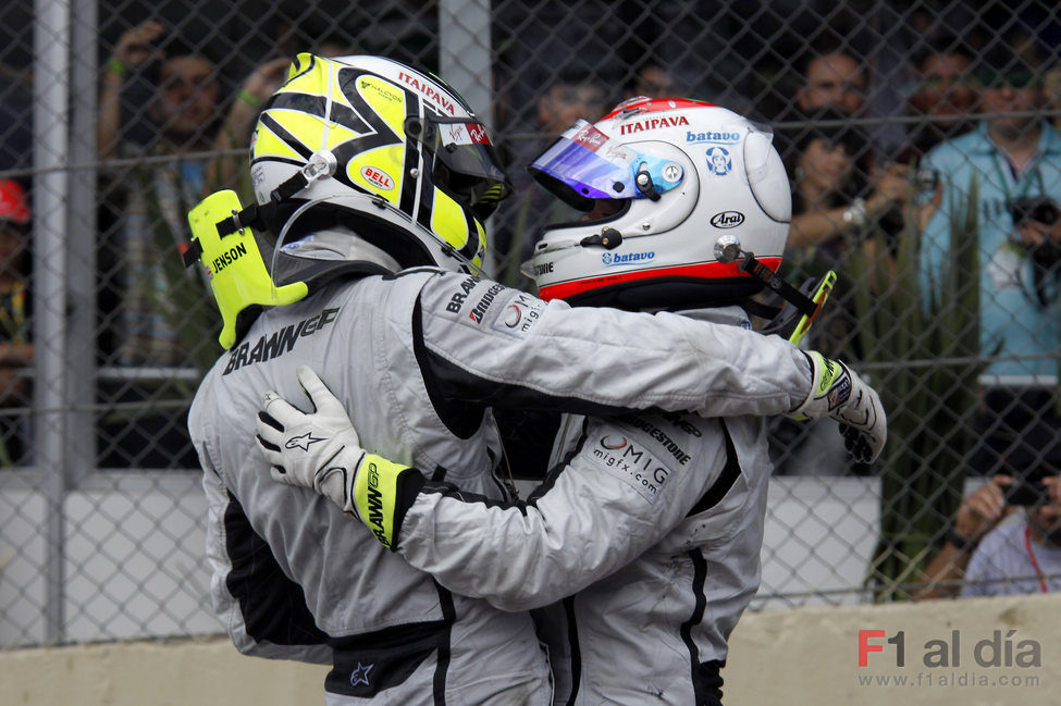 Barrichello felicita a Button