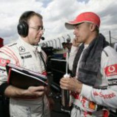 Kovalainen recibe las últimas instrucciones