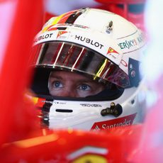 Sebastian Vettel mira atento la pantalla desde el SF15-T