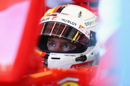 Sebastian Vettel mira atento la pantalla desde el SF15-T