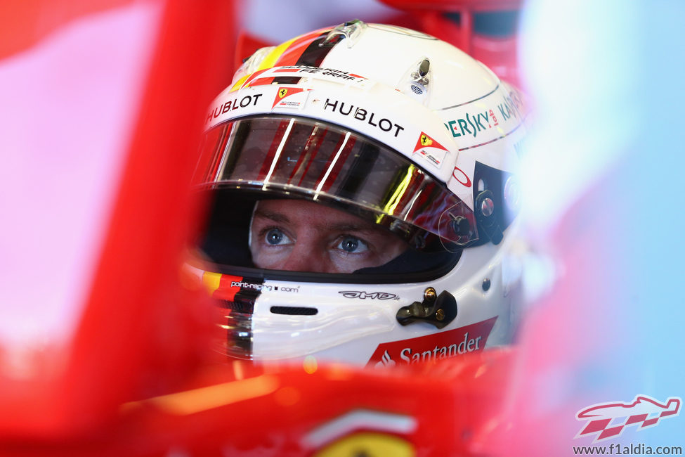 Sebastian Vettel mira atento la pantalla desde el SF15-T