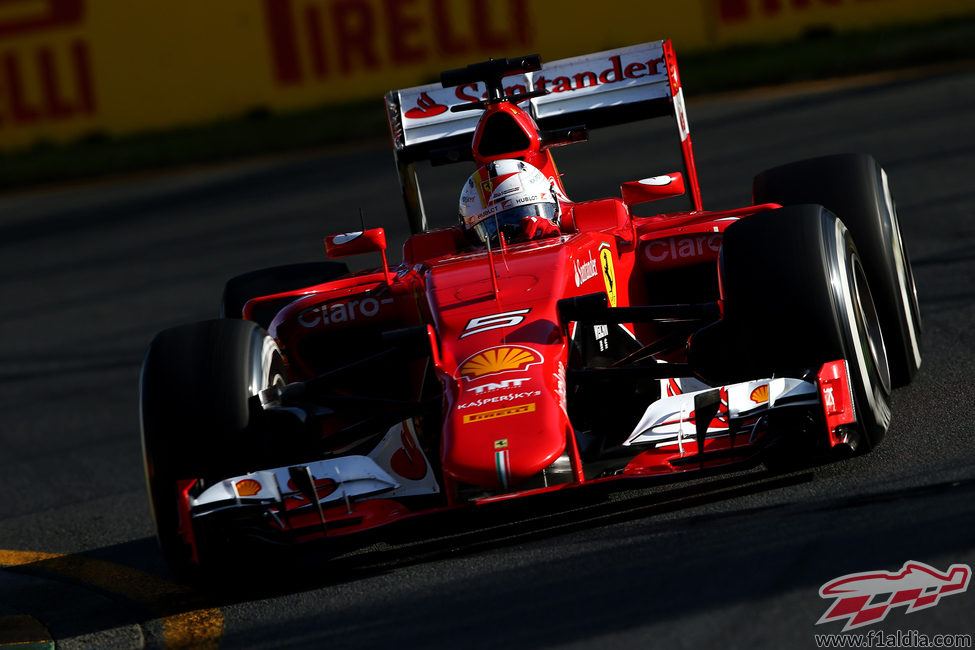Sebastian Vettel acabó el día por detrás de los Mercedes