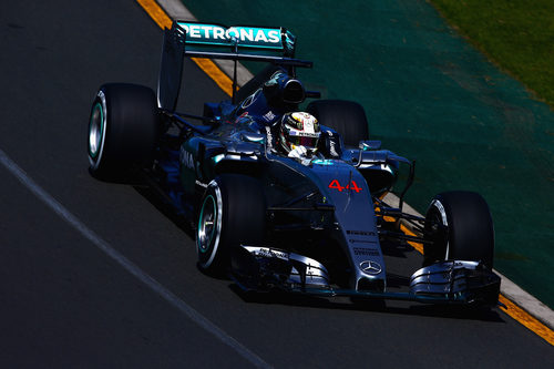 Lewis Hamilton acabó a una décima de su compañero
