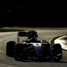 Nico Rosberg empieza dominando en Melbourne