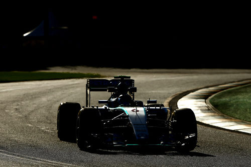 Nico Rosberg empieza dominando en Melbourne