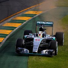 Lewis Hamilton se sale de pista en Melbourne