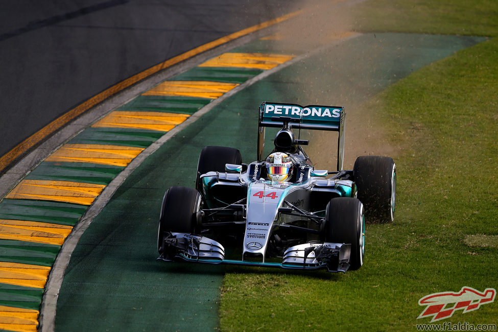 Lewis Hamilton se sale de pista en Melbourne