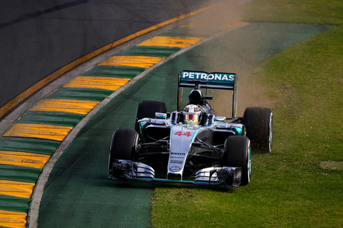 Lewis Hamilton se sale de pista en Melbourne