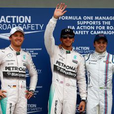 Lewis Hamilton saluda junto a Nico Rosberg y Felipe Massa