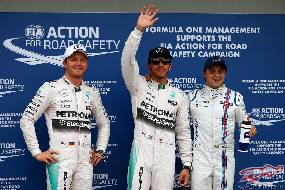 Lewis Hamilton saluda junto a Nico Rosberg y Felipe Massa