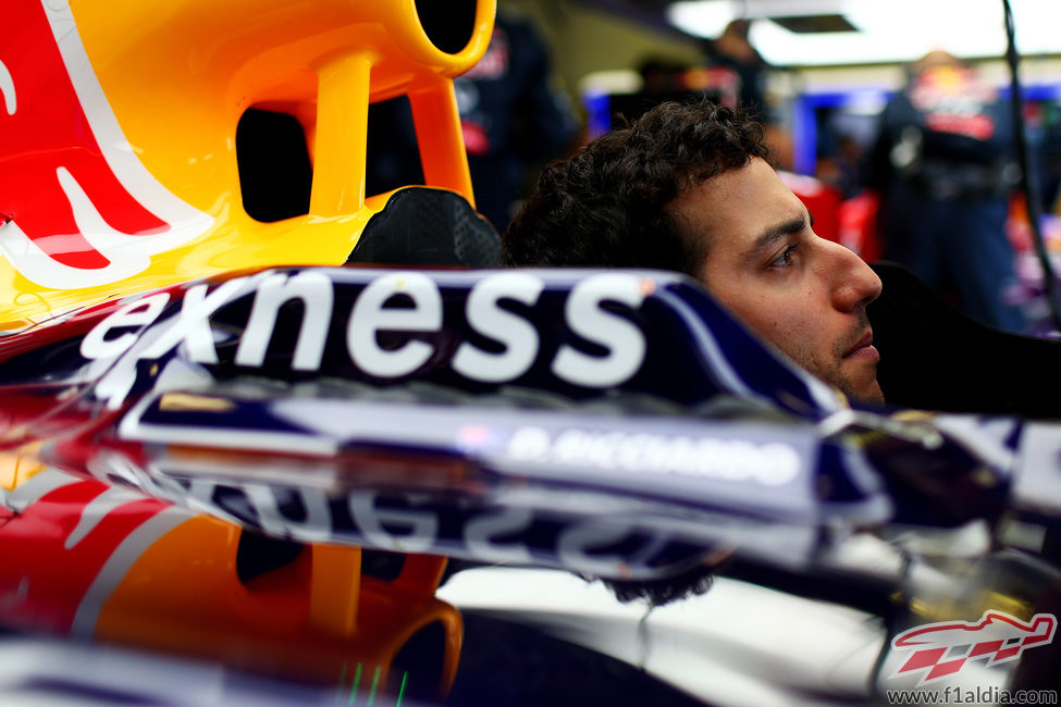 Daniel Ricciardo se dispone a participar en la clasificación