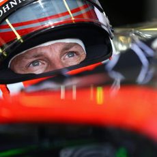 Jenson Button observa atento la acción en pista