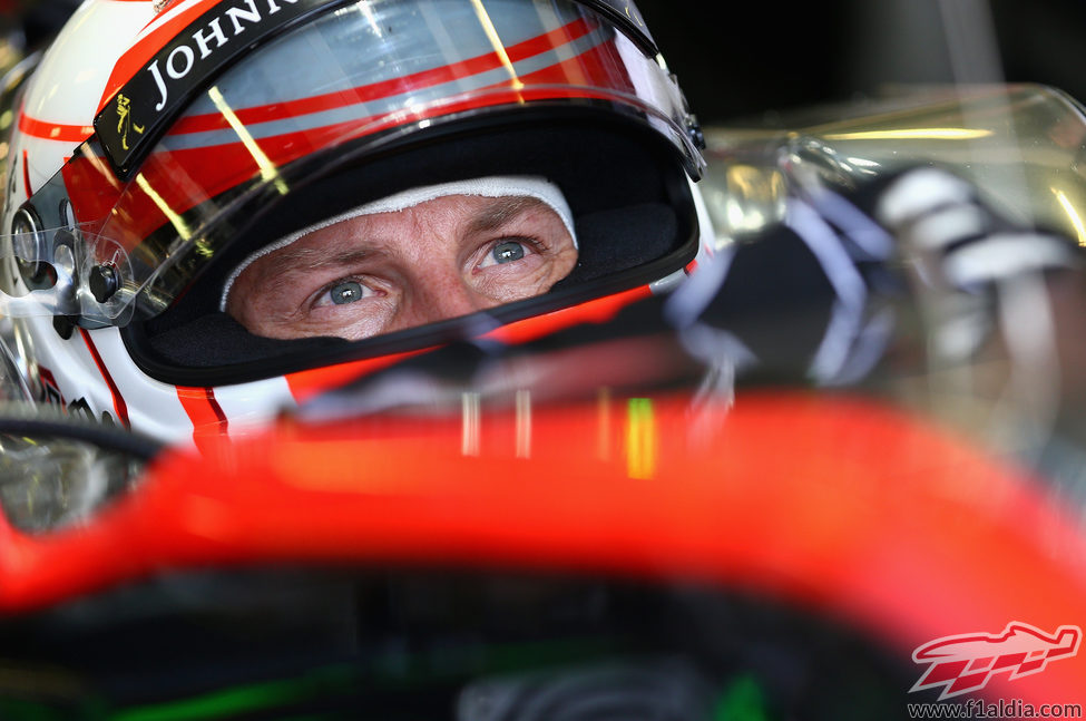 Jenson Button observa atento la acción en pista