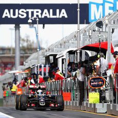 Romain Grosjean sale de boxes y se dirige de nuevo a pista