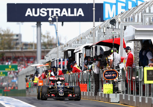 Romain Grosjean sale de boxes y se dirige de nuevo a pista