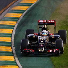 Pastor Maldonado por la zona externa de la pista