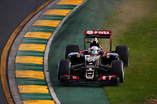 Pastor Maldonado por la zona externa de la pista