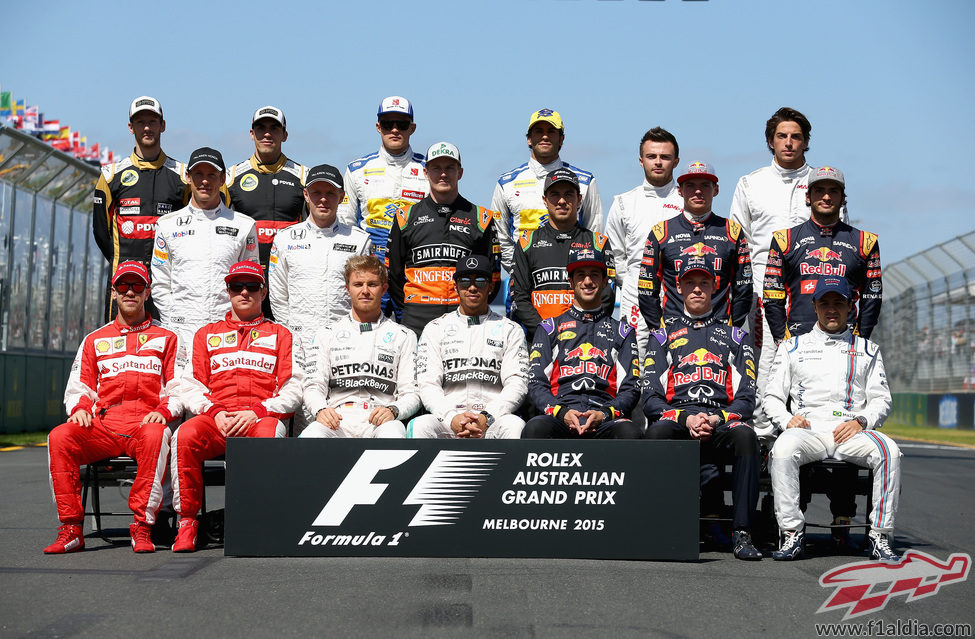 Foto oficial de los pilotos participantes en el GP de Australia 2015