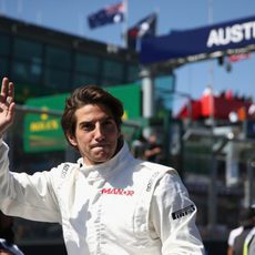 Roberto Merhi saluda a los fans en Albert Park