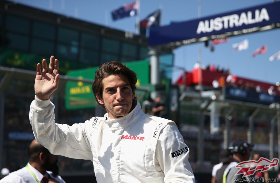 Roberto Merhi saluda a los fans en Albert Park