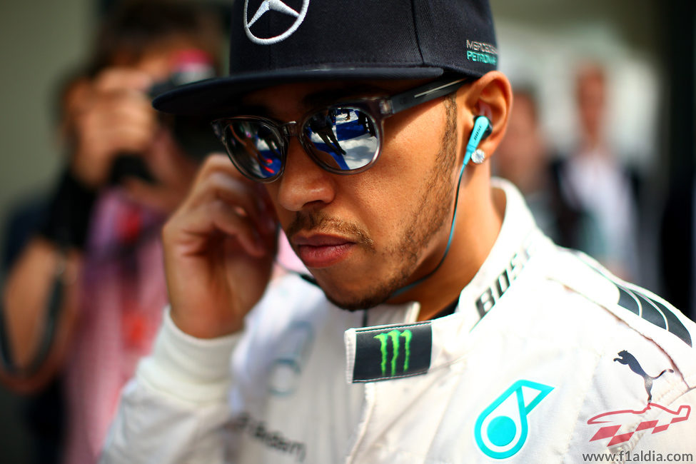 Lewis Hamilton se concentra para el GP de Australia