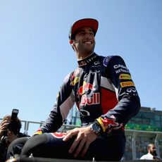 Daniel Ricciardo sonríe ante su público