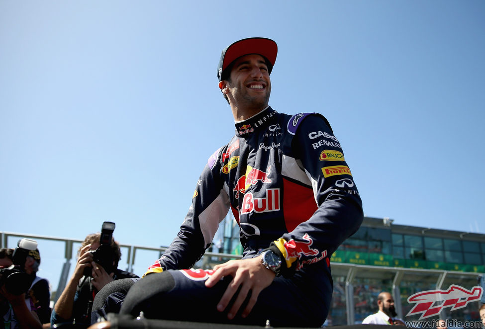 Daniel Ricciardo sonríe ante su público