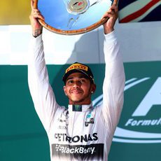 Lewis Hamilton levanta el trofeo de ganador