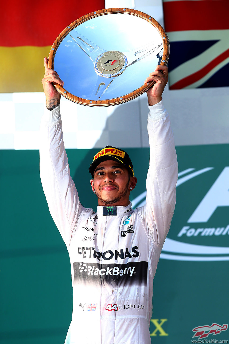 Lewis Hamilton levanta el trofeo de ganador