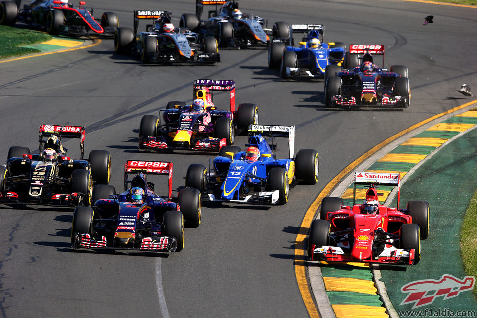 Adelantamientos tras la primera curva en Albert Park