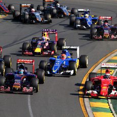 Adelantamientos tras la primera curva en Albert Park