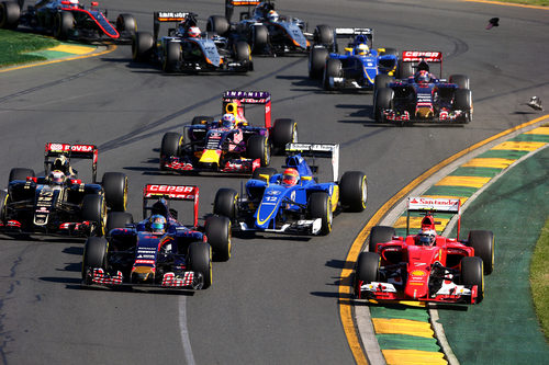 Adelantamientos tras la primera curva en Albert Park