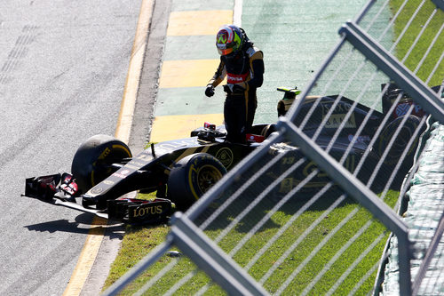 Abandono de Pastor Maldonado tras la primera curva