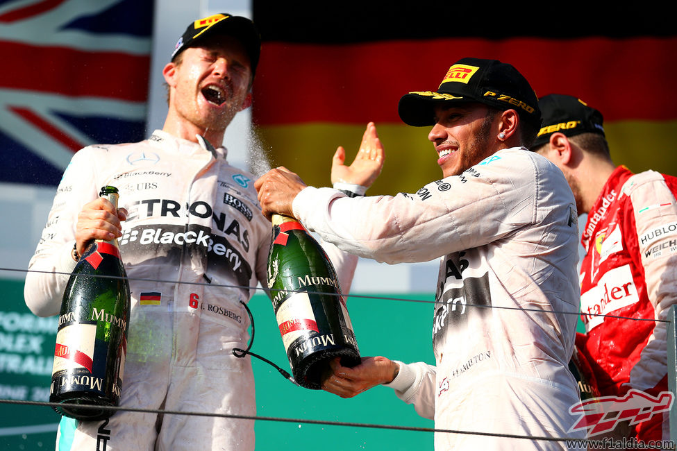 Alegría compartida de Nico Rosberg y Lewis Hamilton