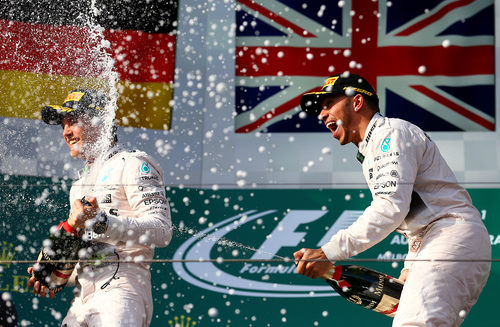Baño de champán entre Nico Rosberg y Lewis Hamilton