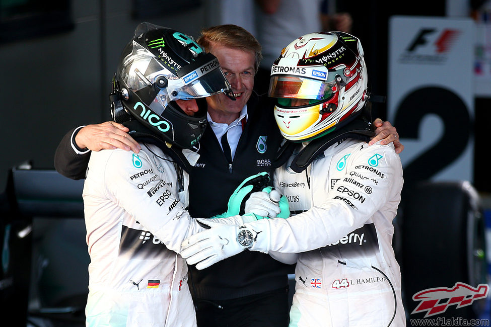 Nico Rosberg y Lewis Hamilton, tras acabar el GP de Australia