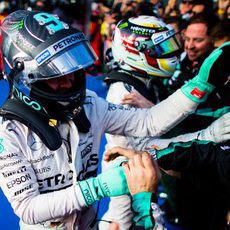 Nico Rosberg y Lewis Hamilton celebran con el equipo el doblete