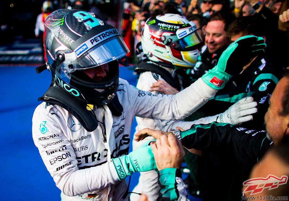Nico Rosberg y Lewis Hamilton celebran con el equipo el doblete